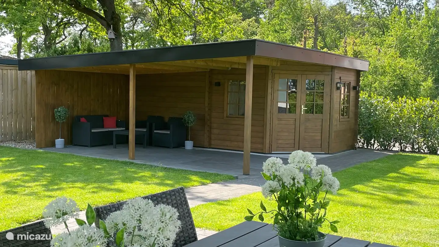 Le bungalow dispose de plusieurs terrasses.