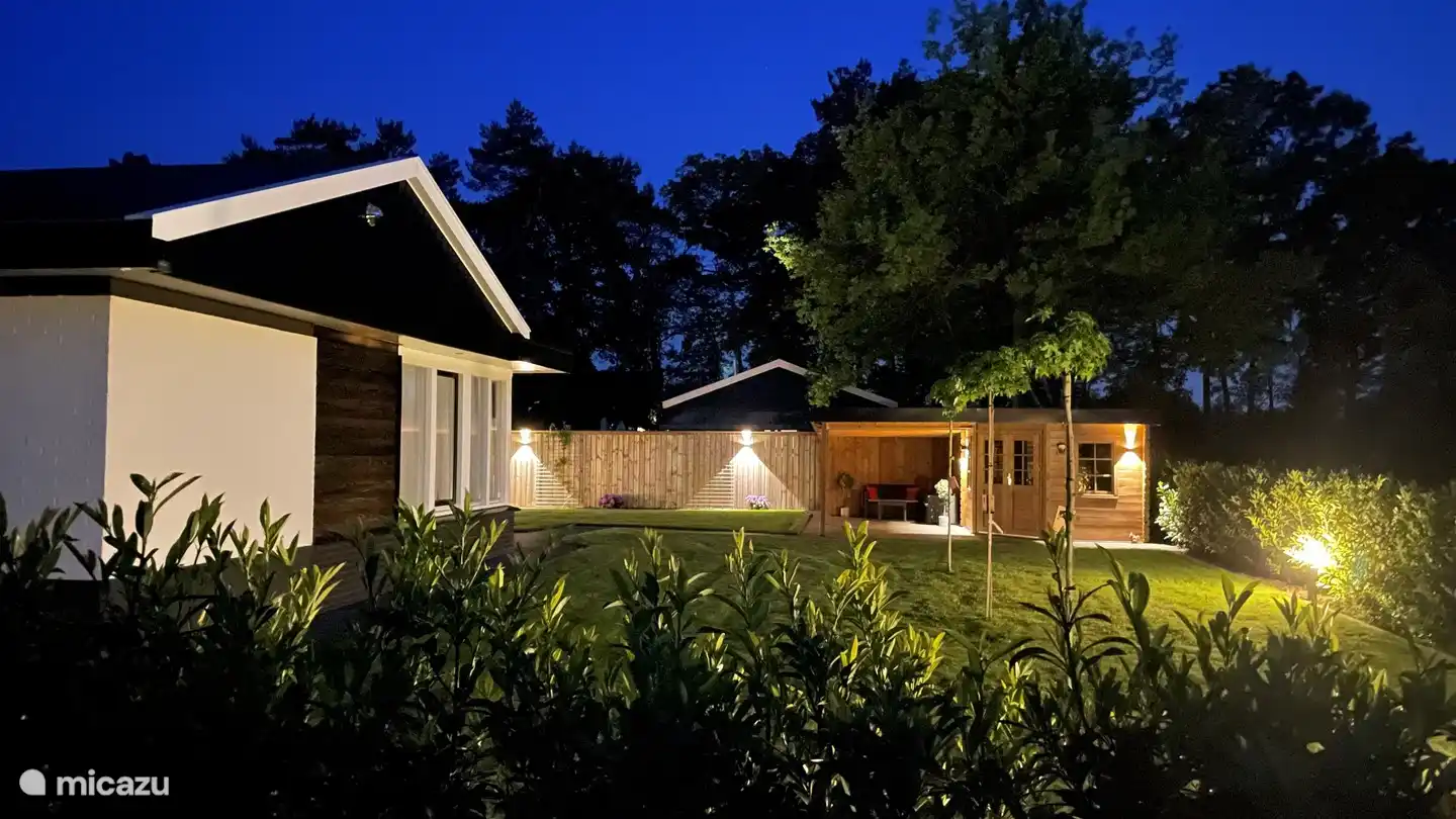 Jardin magnifiquement éclairé.