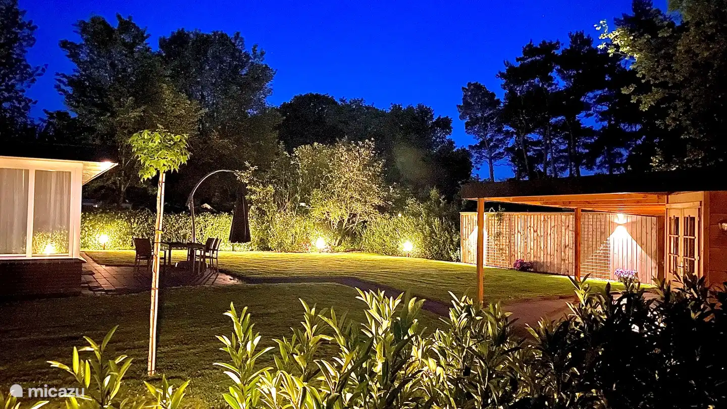 Éclairage de jardin tout autour.