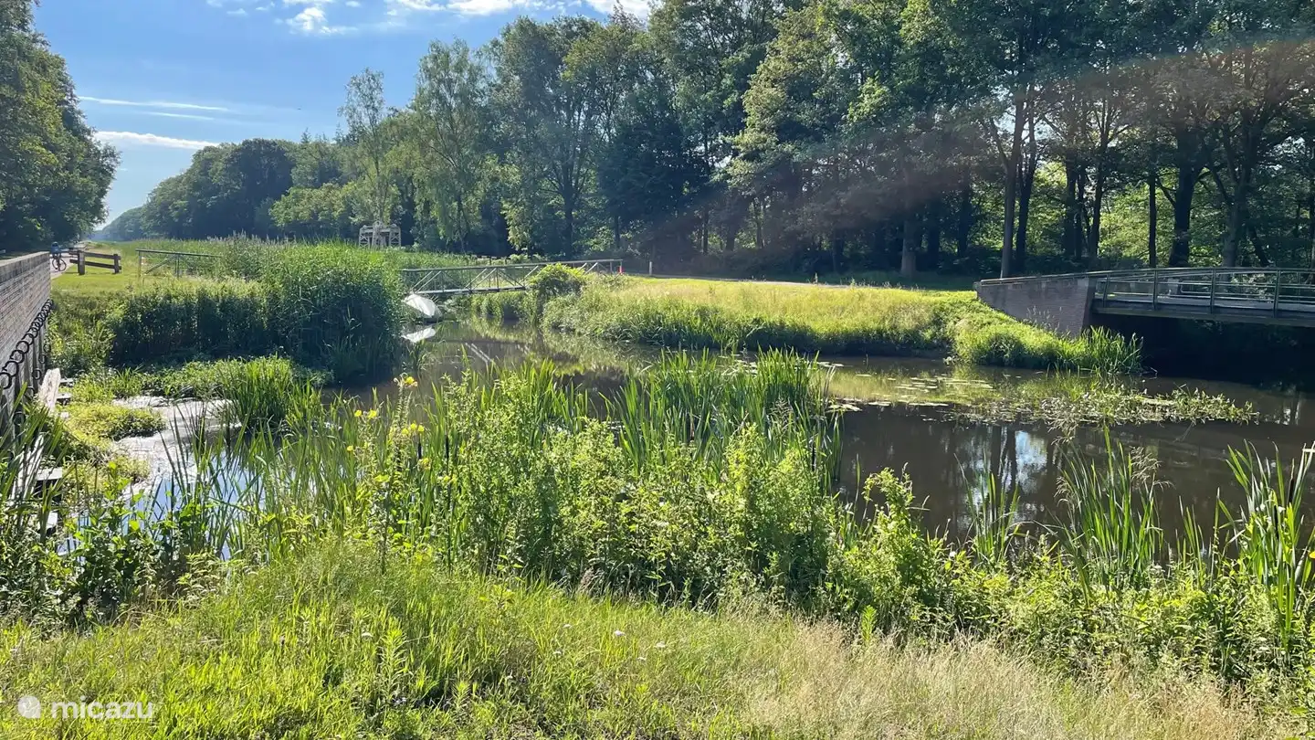 Belle route à pied et à vélo le long du canal Almelo-Nordhorn.
