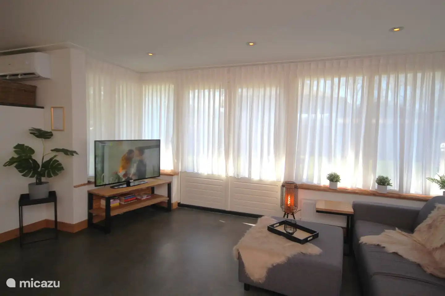 Salon avec grand écran plat Smart TV.