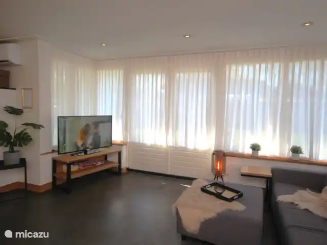 Bungalow Bavelds Home incl. Airco huren in Nederland, Overijssel, Denekamp - bungalow Woonkamer met grote flatscreen Smart TV.