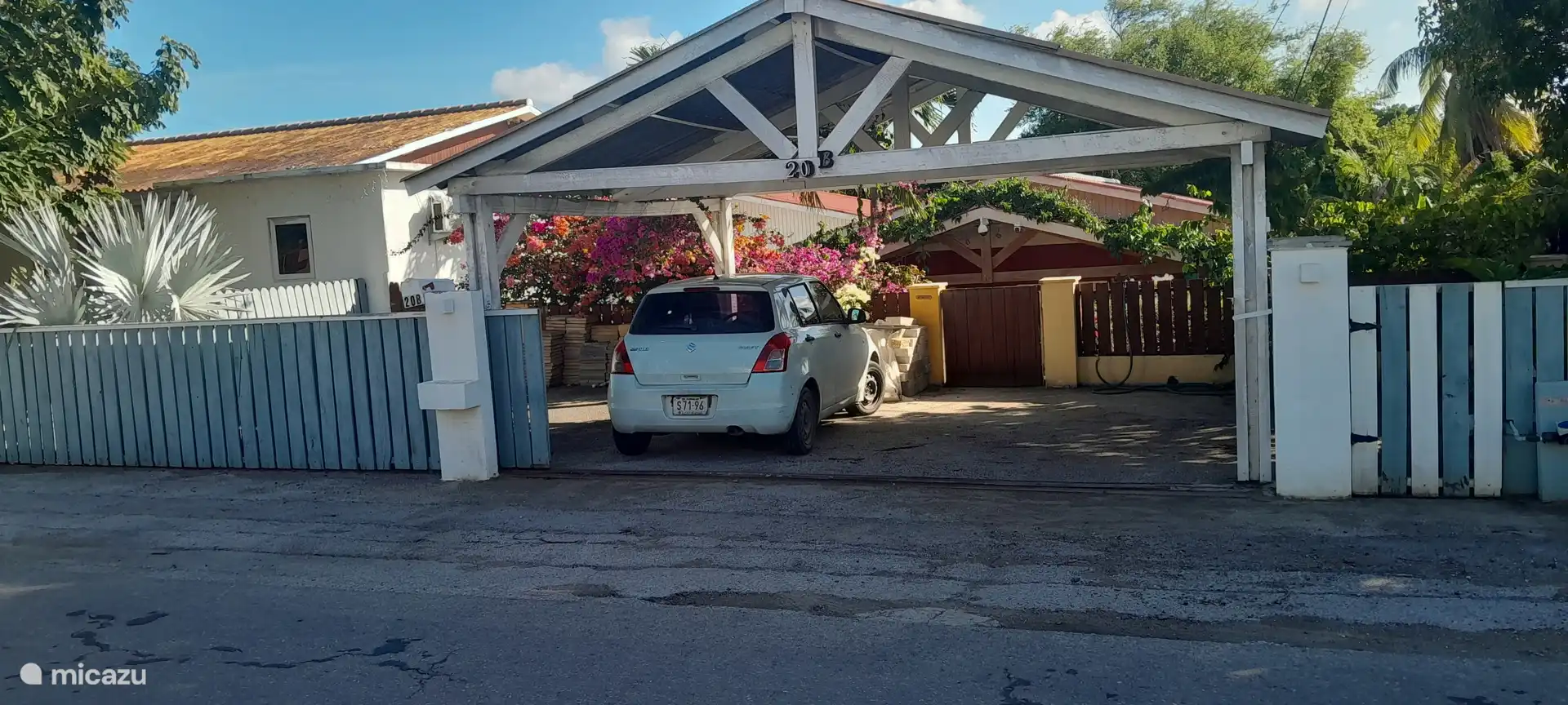 Ruime parkeergelegenheid op eigen terrein, afgesloten met elektrische poort.