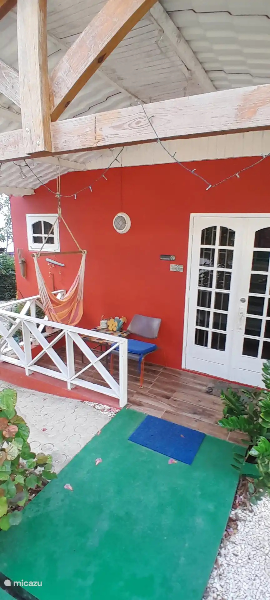 Vorderes BnB mit Sitzgelegenheiten