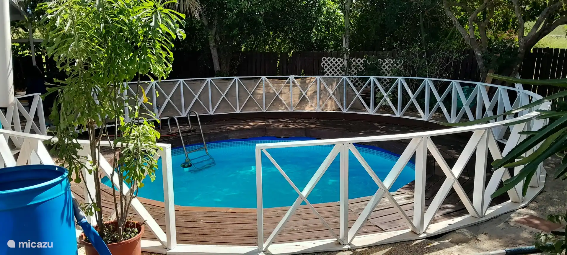 Zwembad 5m rond, met zitgelegenheid.