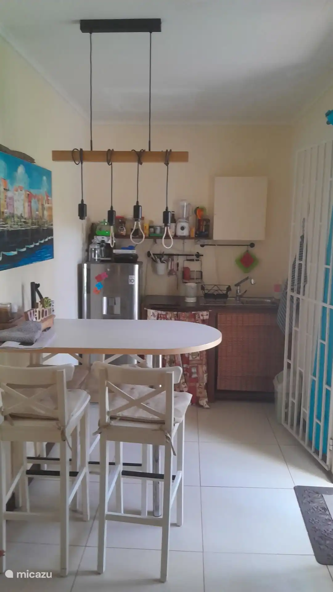 Ruime koelkast, kookgelegenheid met keukenbenodigdheden.