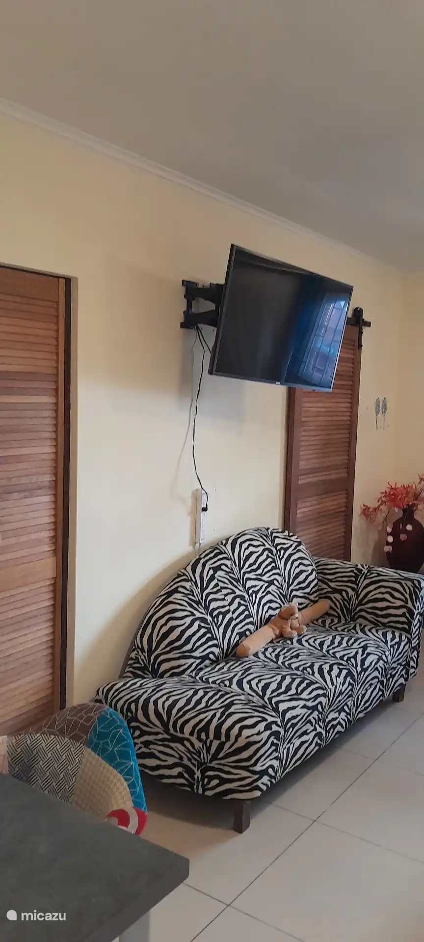 Hauptschlafzimmer, rechte Schiebetür des renovierten Badezimmers. Links befindet sich der begehbare Kleiderschrank, der Hängeraum und Stauraum für Koffer. Mittlerer Fernseher mit Internet.