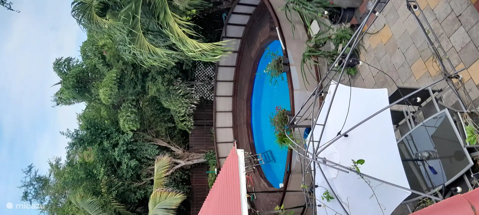 Schwimmbad mit Sitzgelegenheiten.