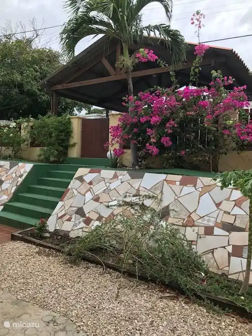 Den Carport direkt vor der Residenz betreten Sie über diese Treppe!