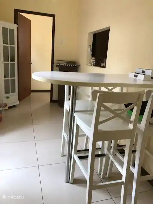 Die Küche mit modernem Essbereich