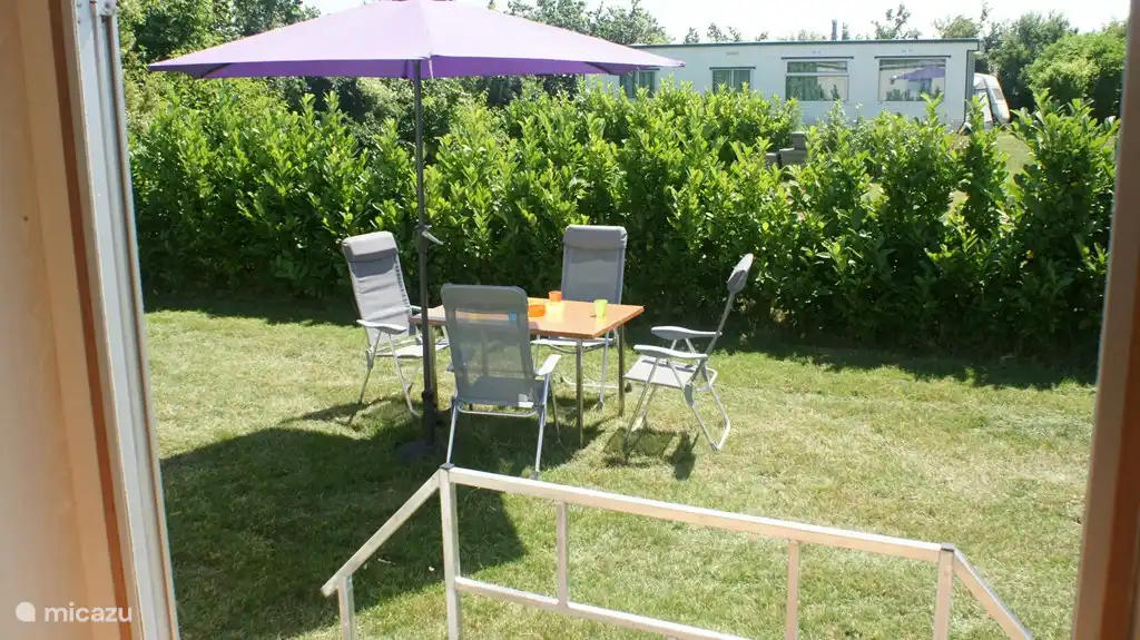 Der Gartentisch ist leicht zu bewegen, so dass Sie auch einen anderen Platz wählen können