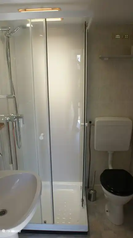 Schöne Dusche durch eine moderne Warmwasserversorgung