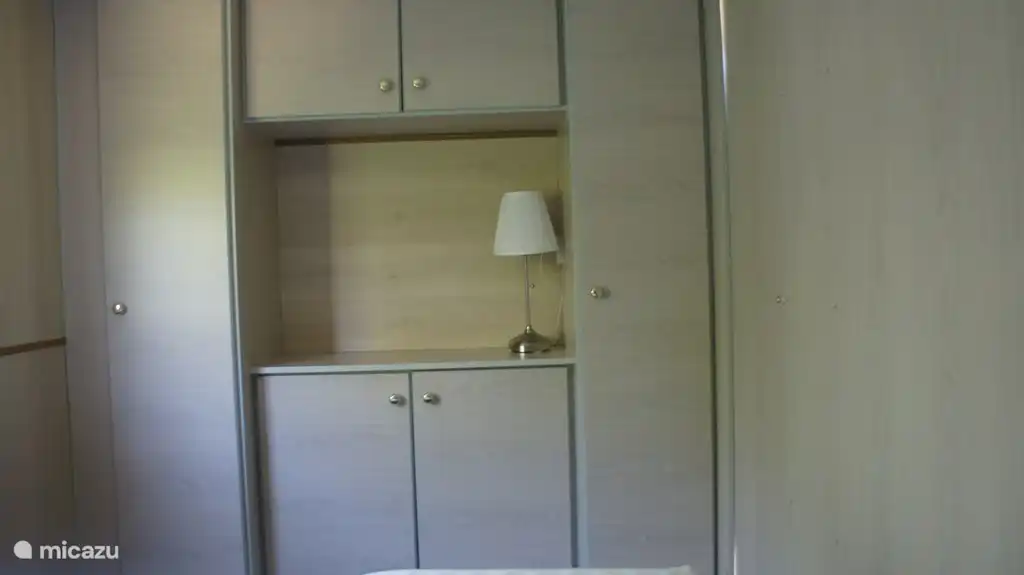 viel Stauraum im Schlafzimmer 1