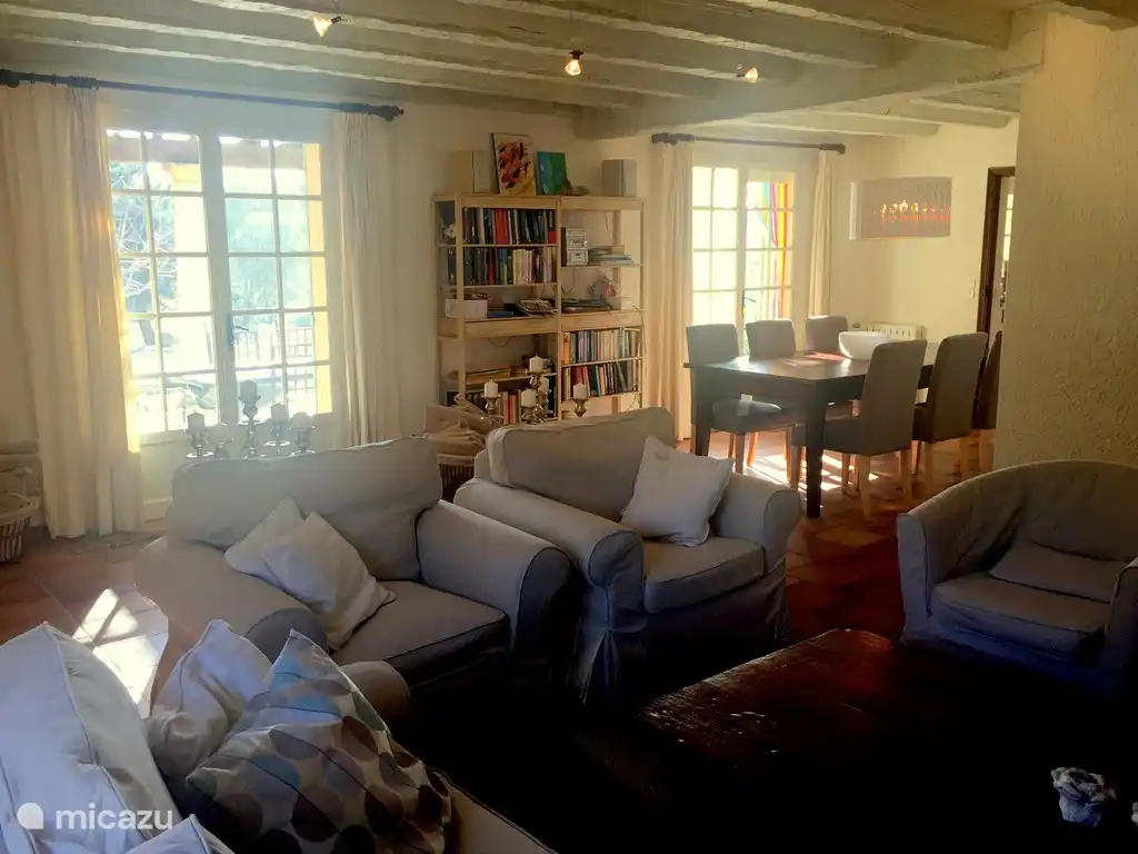 Das Wohnzimmer mit Blick nach draußen