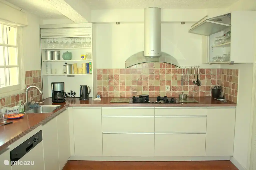 Die reich ausgestattete Küche. Es gibt alles: eine Nespresso-Maschine, eine Spülmaschine, sogar eine Brotbackmaschine und eine Saftpresse.