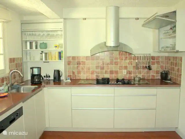 Villa Lou Jas | France, Var, Bagnols-en-Forêt - villa La cuisine richement équipée. Tout y est : une machine Nespresso, un lave-vaisselle, un four/micro-onde, même une machine à pain et un presse-agrumes.