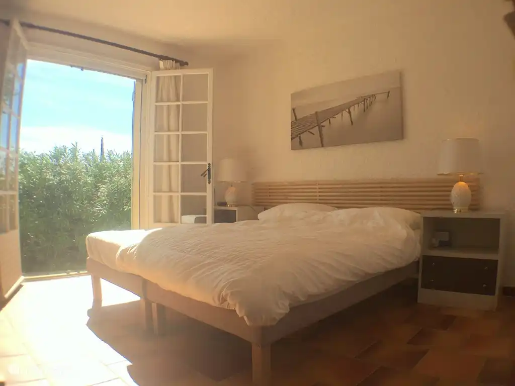 Eines der Schlafzimmer im Erdgeschoss (mit je 90 cm breiten Betten)