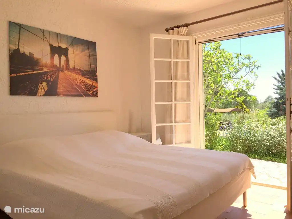 Eines der Schlafzimmer im Erdgeschoss (mit je 90 cm breiten Betten)