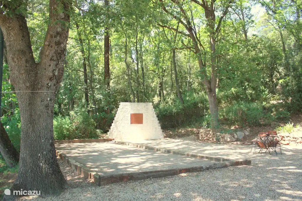 Der Bouleplatz mit der Bogenschießanlage daneben