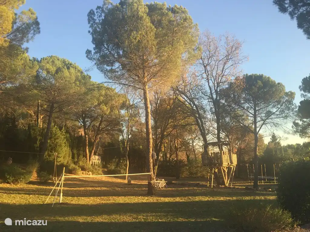 Für Kinder gibt es viel zu tun: Baumhaus, Seilbahn, Badminton und großes Trampolin (nur in der Ferne sichtbar), Tischtennis ...
