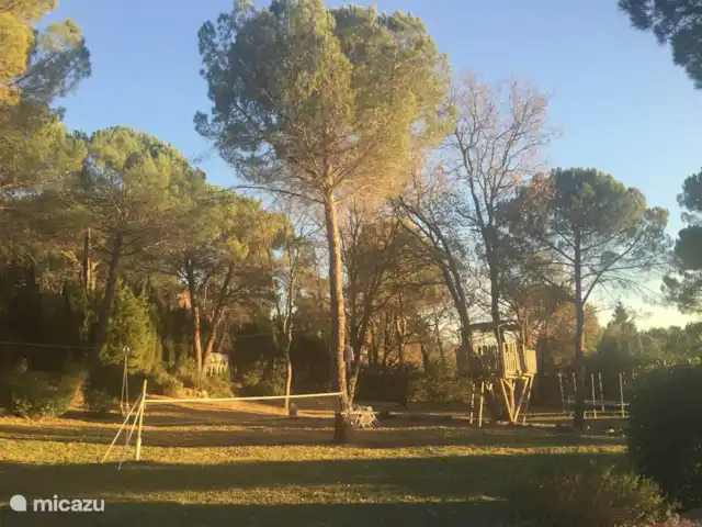 Villa Lou Jas | France, Var, Bagnols-en-Forêt - villa Il y a beaucoup à faire pour les enfants : cabane dans les arbres, téléphérique, badminton, grand trampoline (à peine visible au loin), ping-pong...