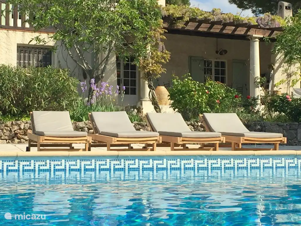 Viel Spaß auf einer der Sonnenliegen