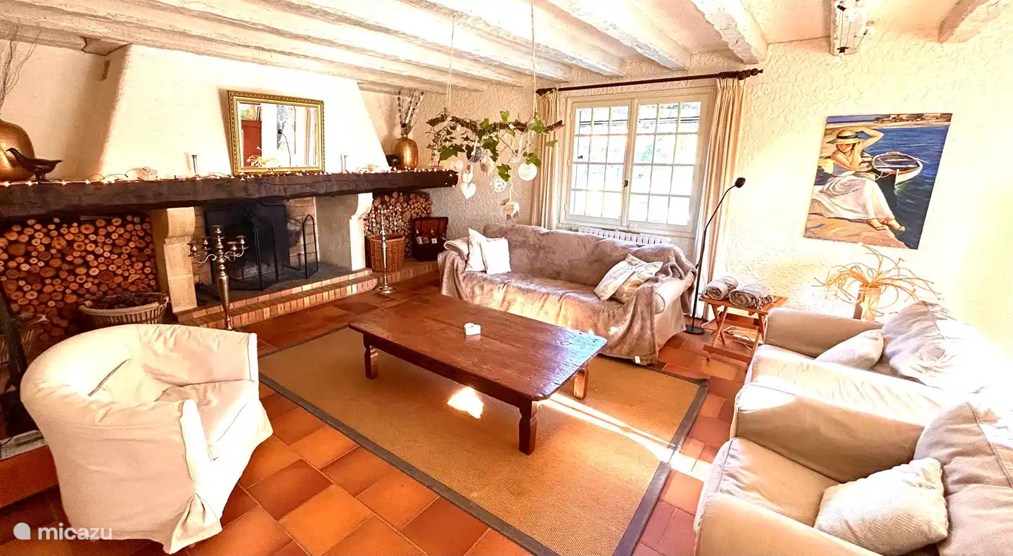 Das gemütliche Wohnzimmer mit großem Kamin