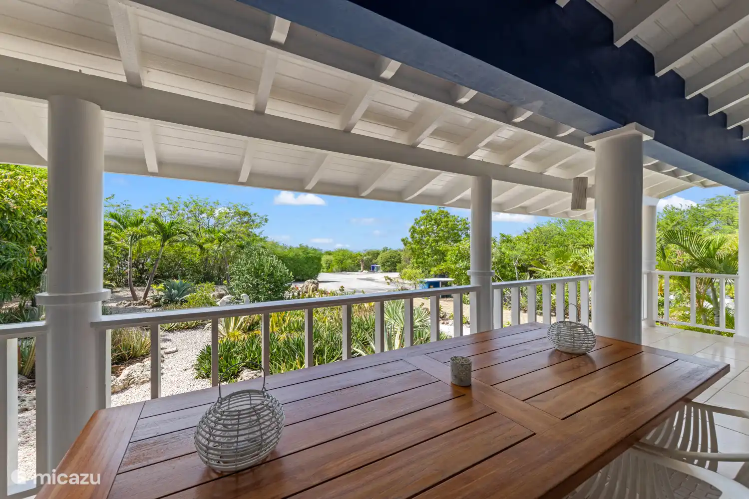 Veranda mit großem Tisch 