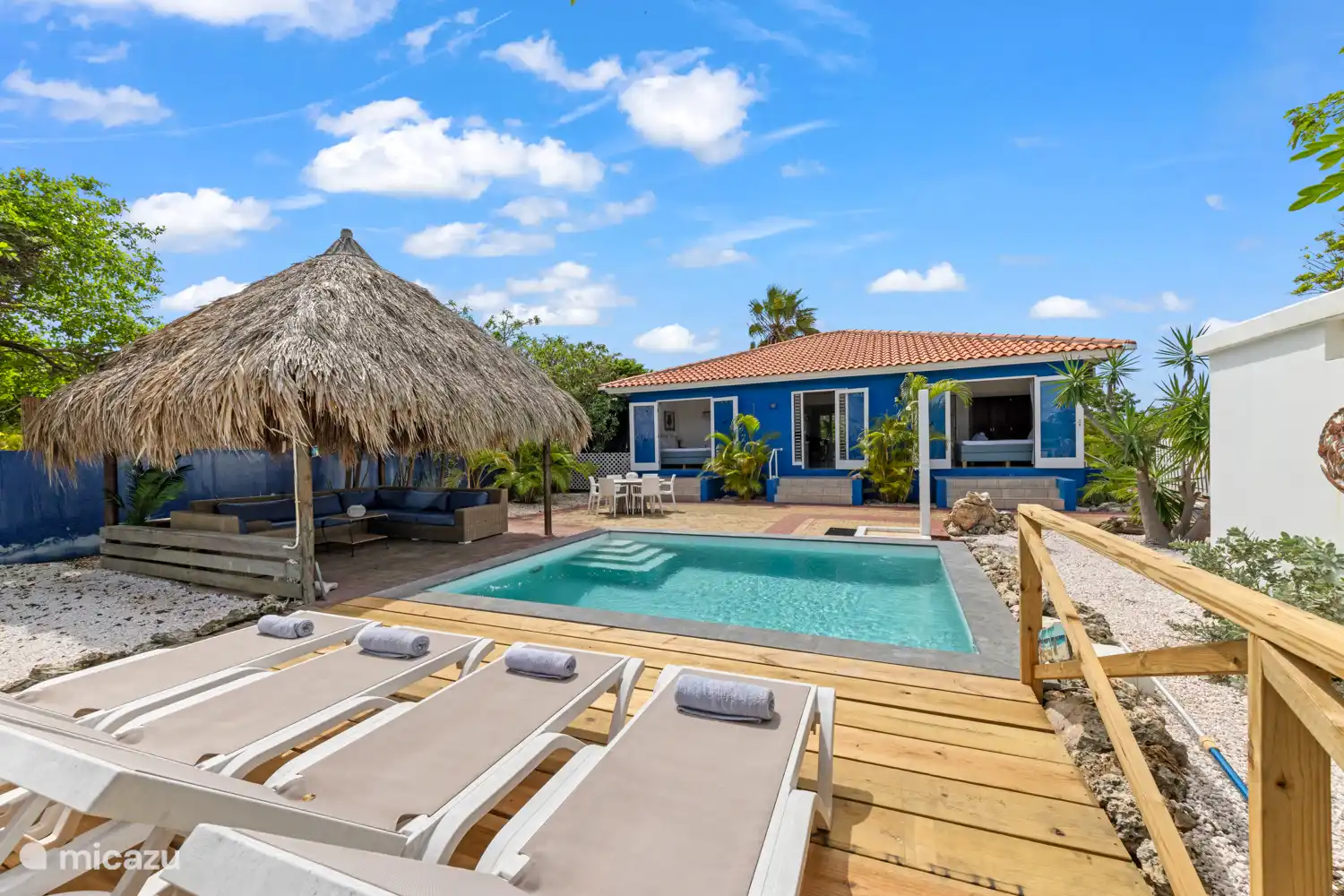 Großer Garten mit Pool, Sitzecke, Essbereich, Sonnenterrasse und Hängematte