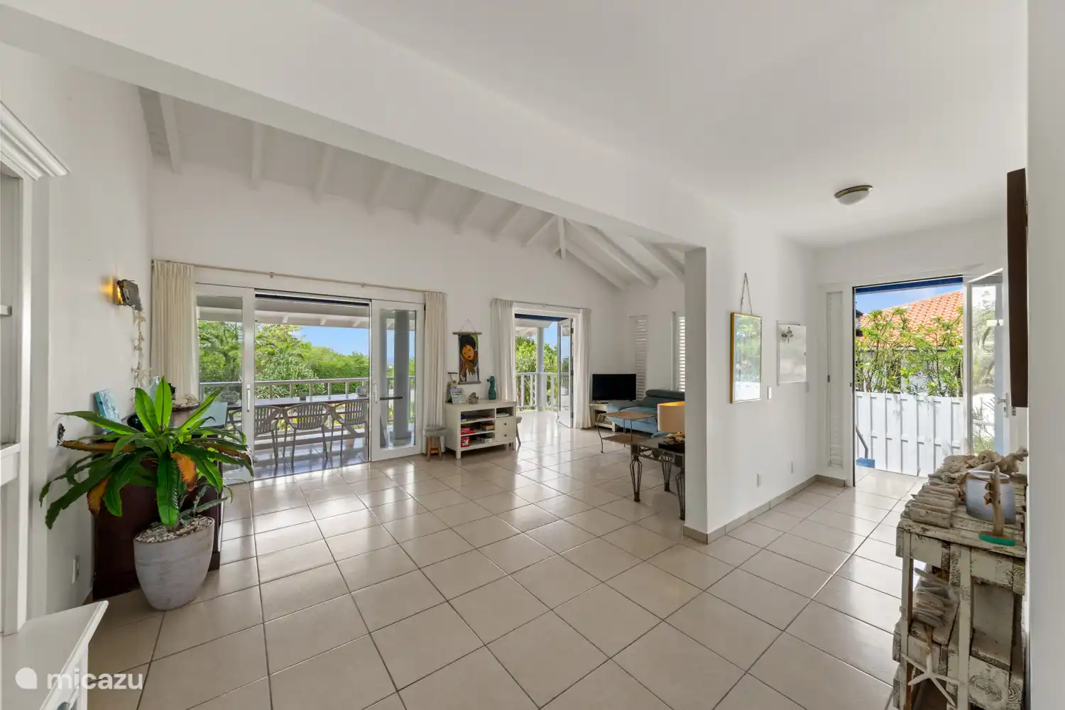 Geräumiges Wohnzimmer mit offener Küche