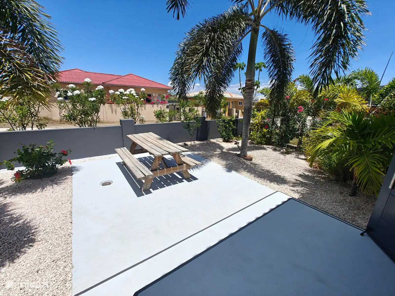 Heerlijk voortuin met kruidentuin en limoen boompjes 