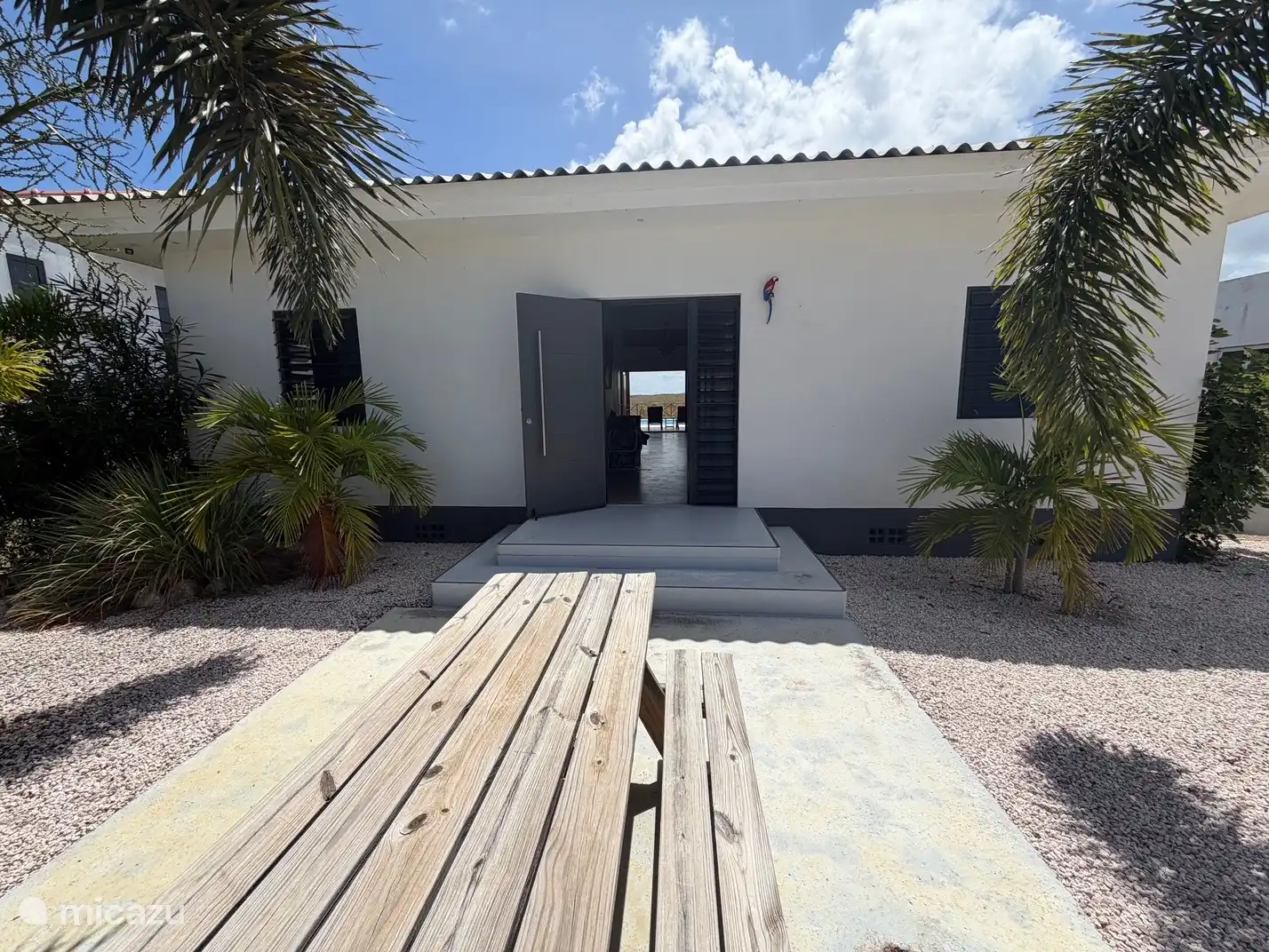 Voorzijde van ruime Villa met aangrenzend zwembad