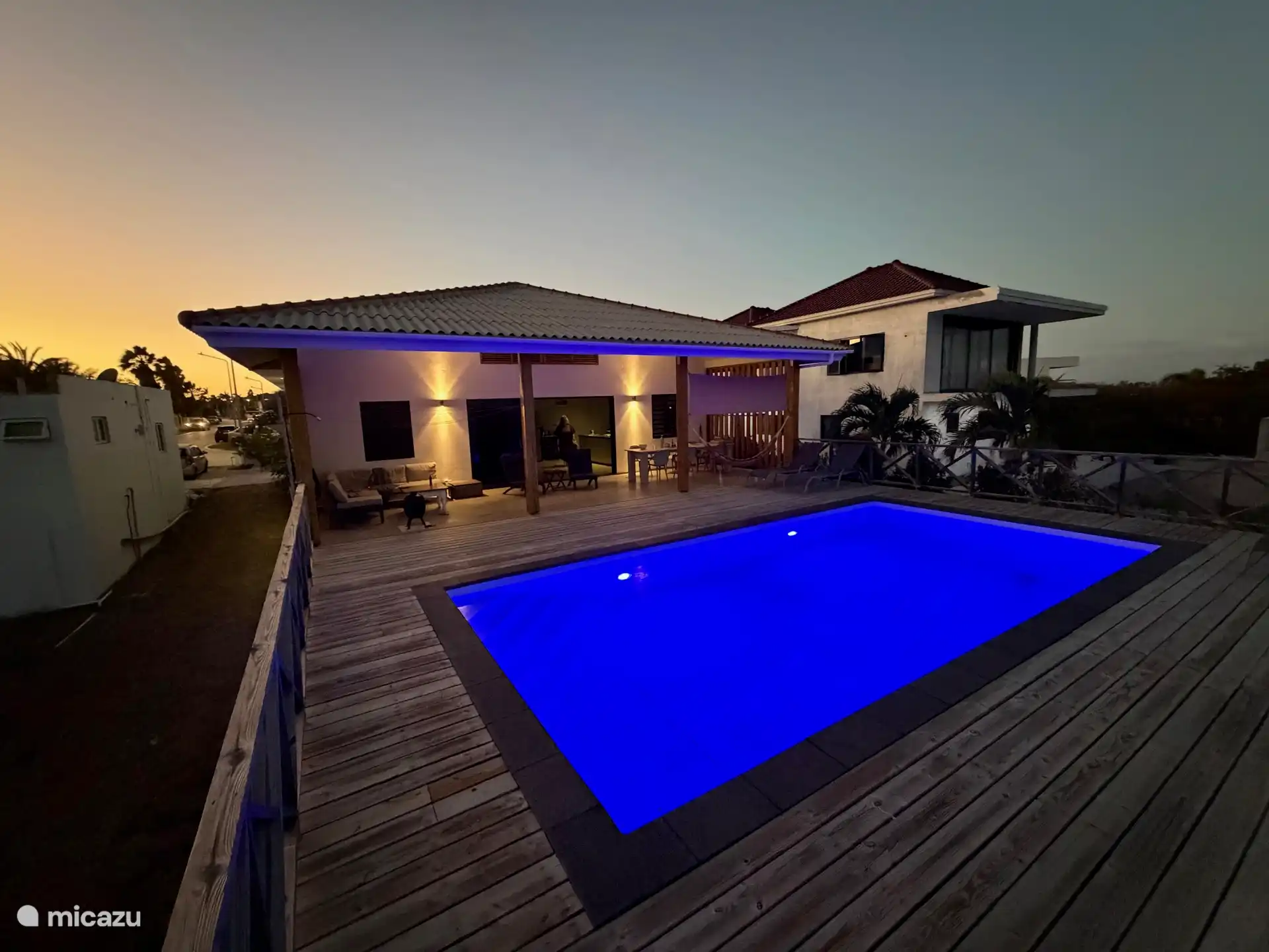 Piscina iluminada al atardecer 