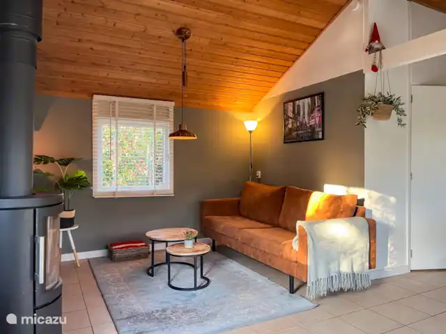 Huisje 78 in Drenthe huren in Nederland, Drenthe, Exloo - bungalow Woonkamer met houtkachel