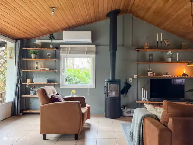 Huisje 78 in Drenthe huren in Nederland, Drenthe, Exloo - bungalow Woonkamer met houtkachel en airco