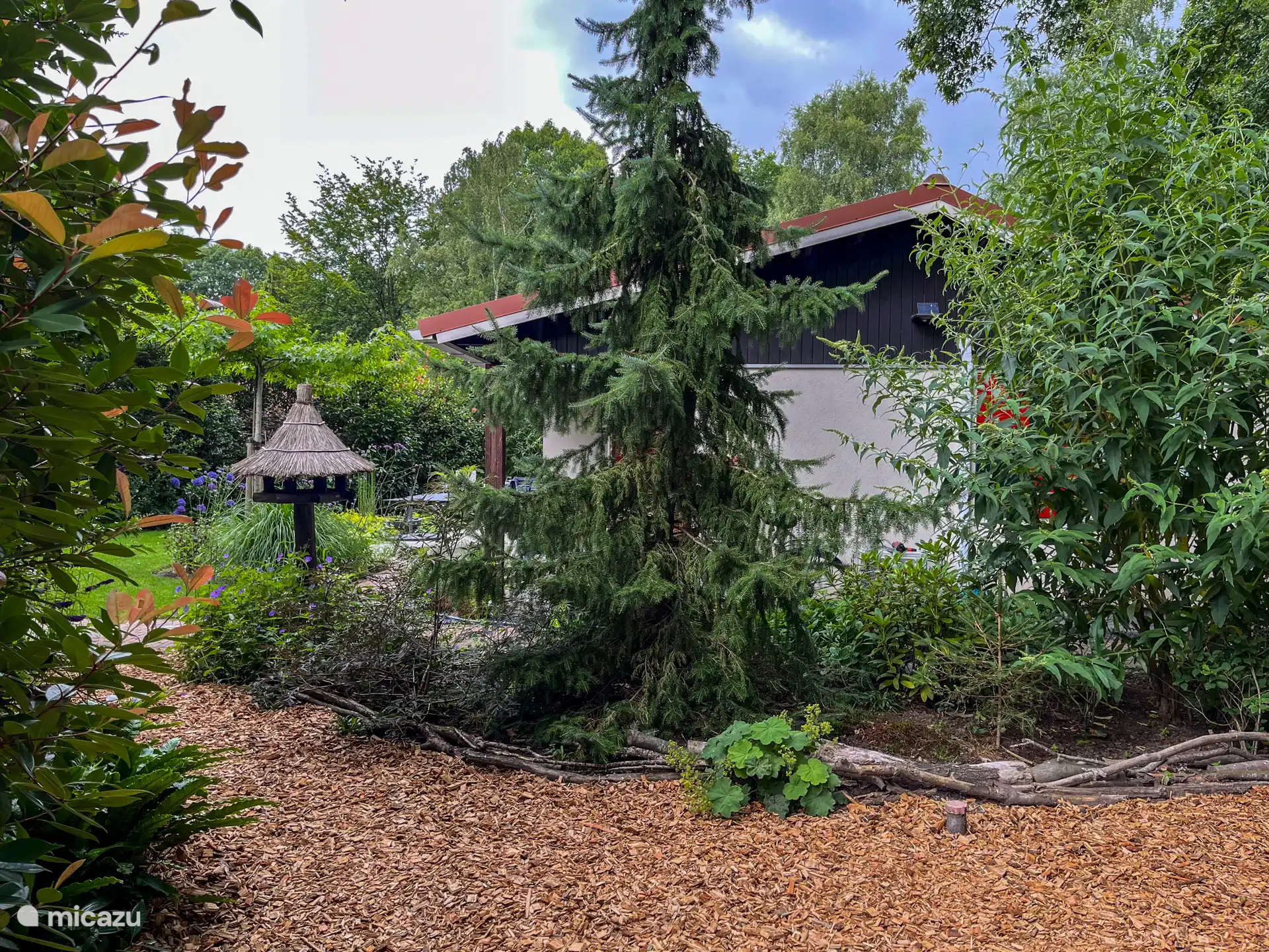 Een doorkijkje naar de tuin, vanuit de achterkant van Huisje78