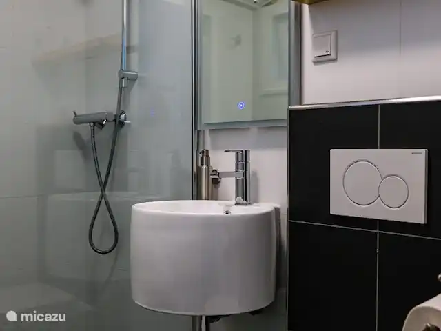 Huisje 78 in Drenthe huren in Nederland, Drenthe, Exloo - bungalow In uw eigen 'wellness' de dag goed beginnen. Met deze nieuwe badkamer (2020), voorzien van toilet, wastafel en fijne douche is er even tijd voor ontspanning.