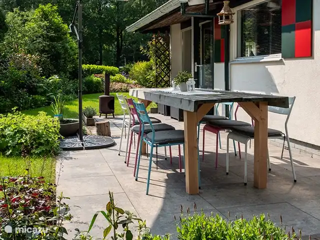 Huisje 78 in Drenthe huren in Nederland, Drenthe, Exloo - bungalow Bij het huisje is een heerlijk terras, waar je tot in de late uurtjes kan genieten van de zon. Wordt het wat frisser? Maak het nog gezelliger met de houtkachel.