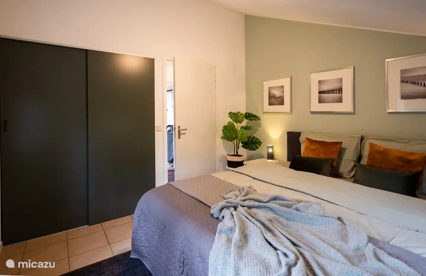 A bright spacious double room with a large bed. You can enjoy the garden from bed.