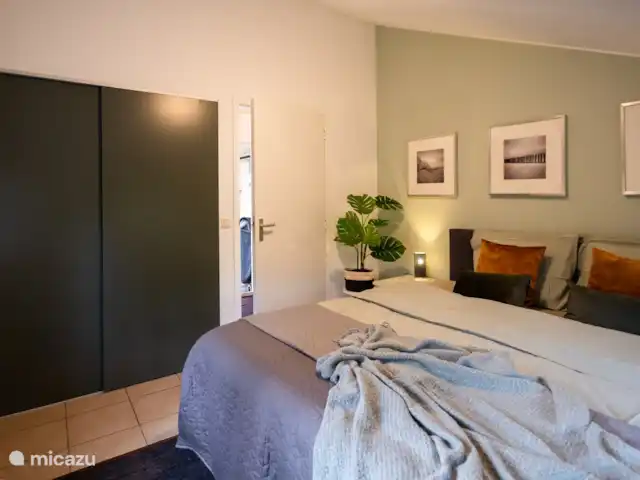 Huisje 78 in Drenthe huren in Nederland, Drenthe, Exloo - bungalow Een lichte ruime tweepersoonskamer met een groot bed. Vanuit bed kan je heerlijk genieten van de tuin.