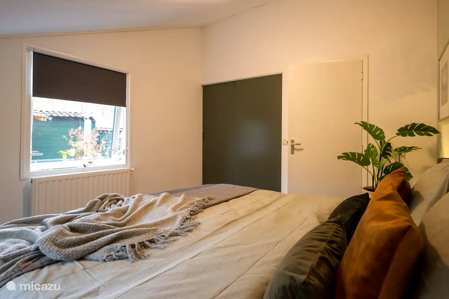 A bright spacious double room with a large bed. You can enjoy the garden from bed.