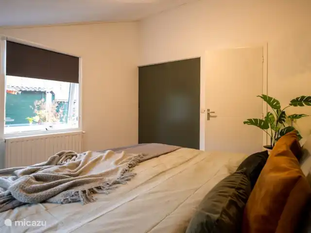 Huisje 78 in Drenthe huren in Nederland, Drenthe, Exloo - bungalow Een lichte ruime tweepersoonskamer met een groot bed. Vanuit bed kan je heerlijk genieten van de tuin.