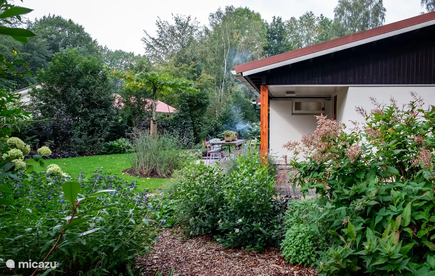 It is also wonderful to stay at Huisje78inDrenthe.nl in the autumn. With 600m2 of garden and a diversity of flowers and plants. Wake up in the morning to a concert of bird sounds.