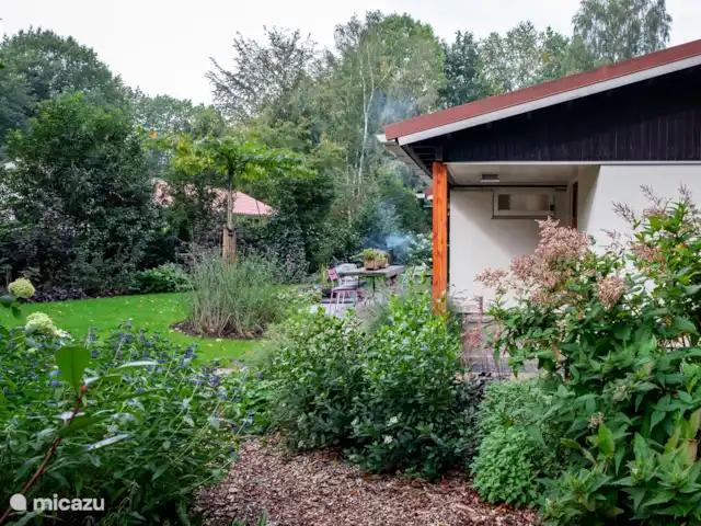 Huisje 78 in Drenthe huren in Nederland, Drenthe, Exloo - bungalow Ook in het najaar is het heerlijk vertoeven bij Huisje78inDrenthe.nl. Met 600m2 tuin en een diversiteit aan bloemen en planten. 's Ochtends heerlijk wakker worden met een concert aan vogel geluiden.