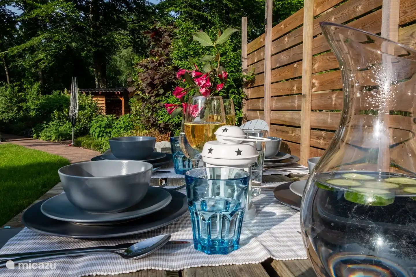 Delicious breakfast, lunch or dinner on the deck in the garden and enjoy the sun for a long time to come.
