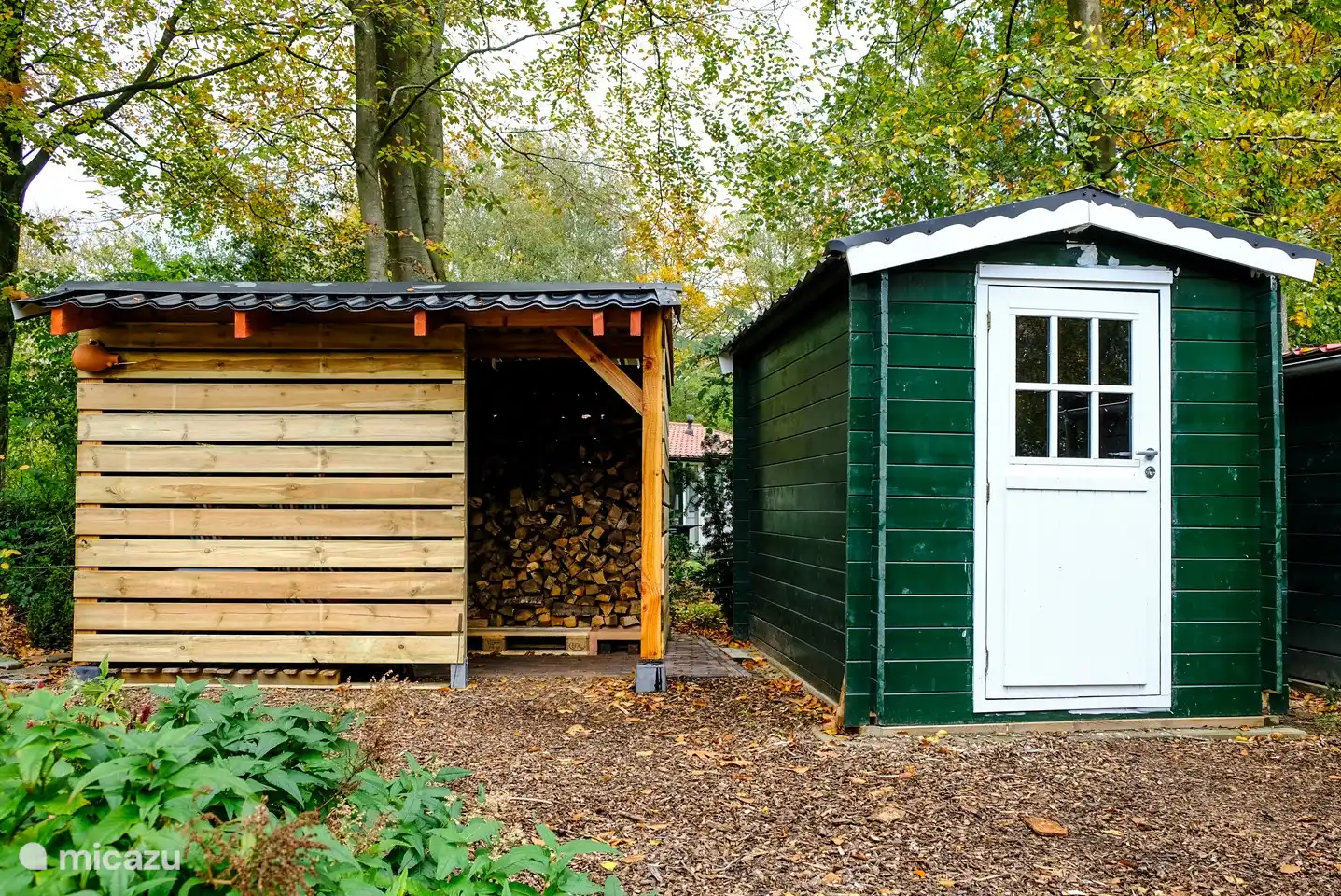 The bungalow has a wood shed with wood for the wood stove inside and outside. In the green shed, a Gazelle women's and men's bicycle is ready to discover the area.
