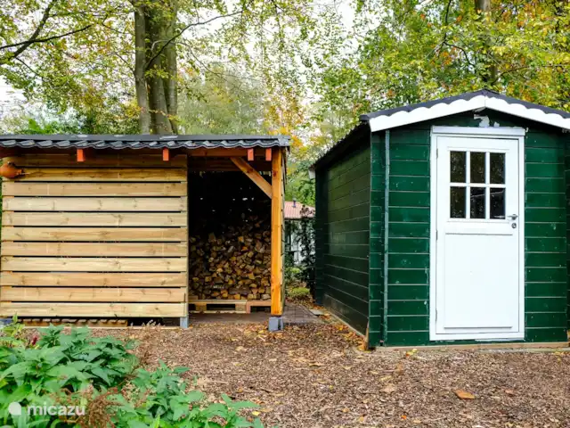 Huisje 78 in Drenthe huren in Nederland, Drenthe, Exloo - bungalow Bij de bungalow is een houthok met hout voor de houtkachel binnen en buiten. In het groene schuurtje staan een Gazelle dames- en herenfiets klaar om de omgeving te ontdekken.