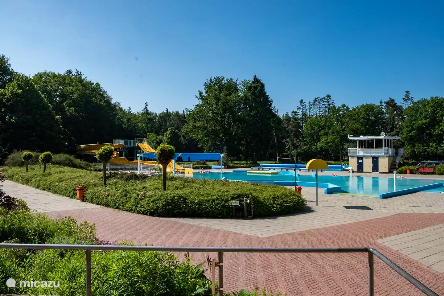 Less than 10 minutes by bike (5 minutes by car) is the swimming pool Leewal, where you can swim and relax.