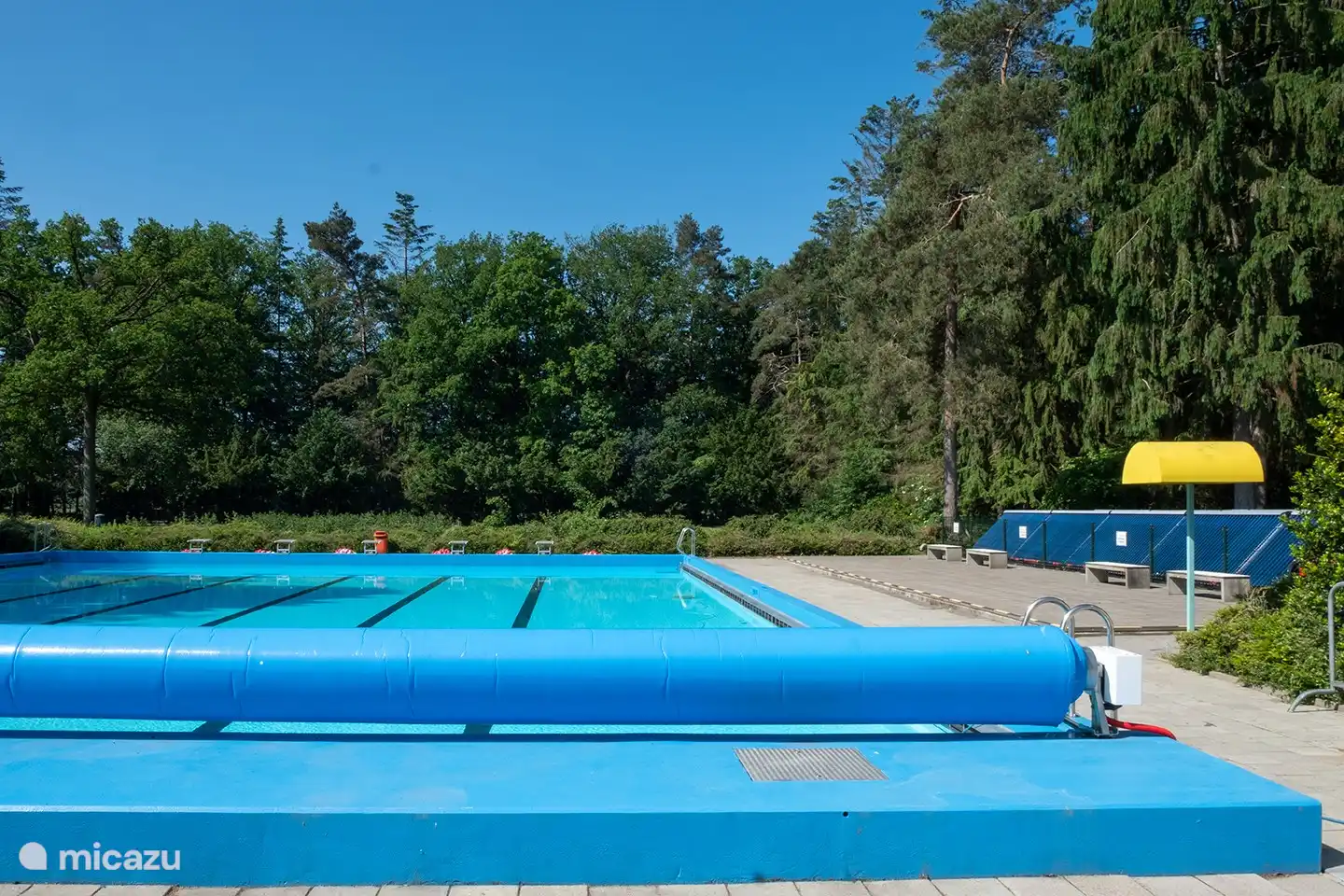 Less than 10 minutes by bike (5 minutes by car) is the swimming pool Leewal, where you can swim and relax.