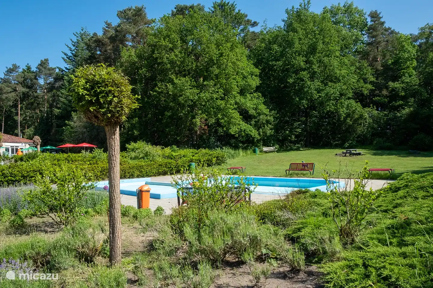 Less than 10 minutes by bike (5 minutes by car) is the swimming pool Leewal, where you can swim and relax.